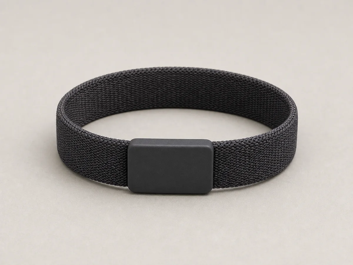 Closed-loop elastic wristband with a slim sealed rectangular RFID module